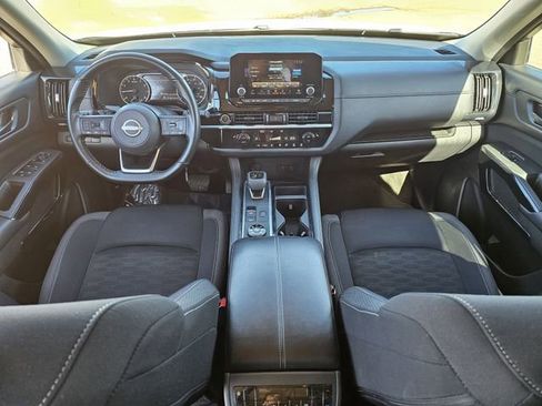 Used 2024 Nissan Pathfinder SV image 8