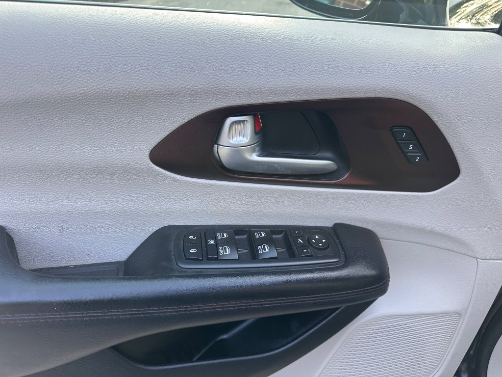 Used 2017 Chrysler Pacifica Limited w/ UConnect Theater Package FWD image 10
