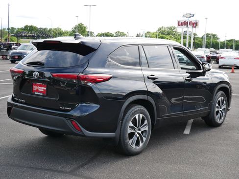 Used 2021 Toyota Highlander XLE AWD/4WD image 7