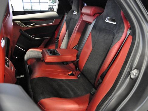 Used 2022 Jaguar F-PACE SVR image 38