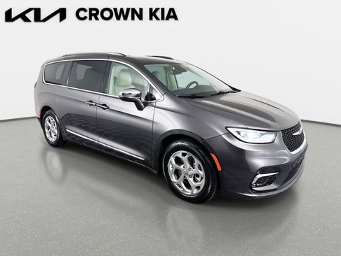 Used 2021 Chrysler Pacifica Limited w/ Uconnect Theater Family Group image 4