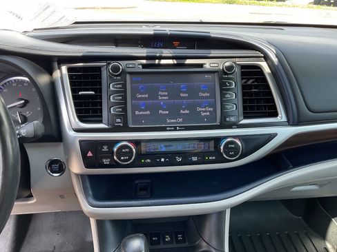 Used 2014 Toyota Highlander Limited w/ Driver Technology Package AWD/4WD image 26