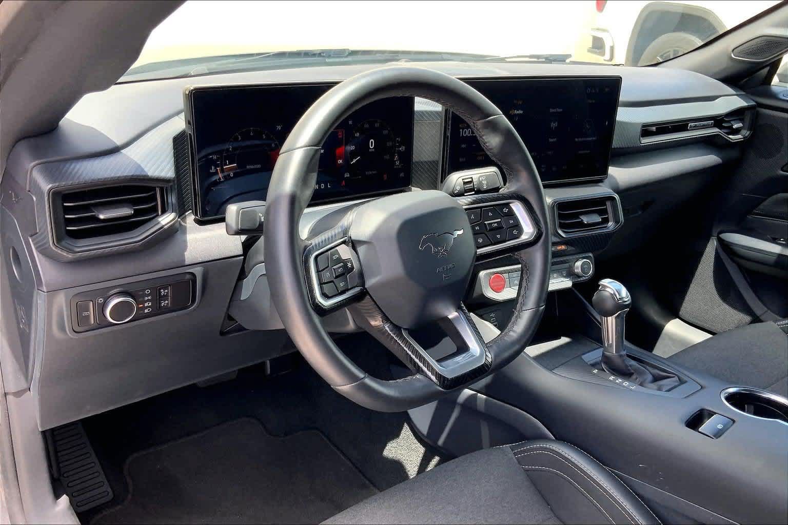 Used 2025 Ford Mustang Convertible RWD image 2