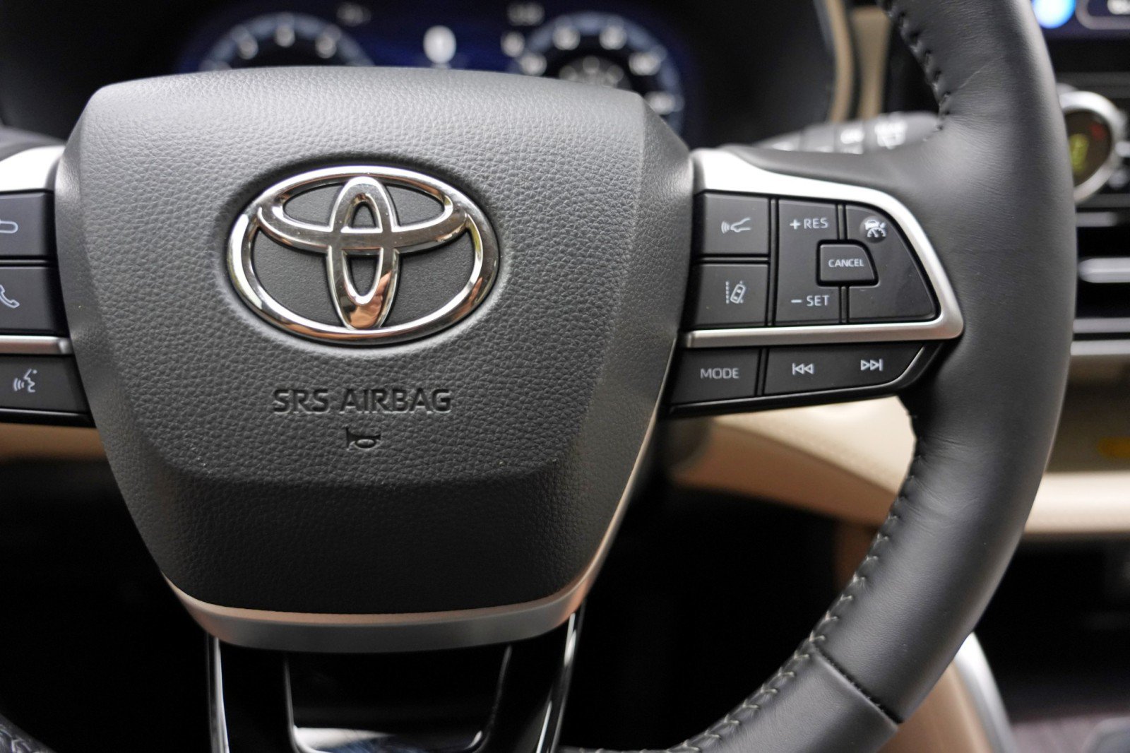 Used 2024 Toyota Highlander Platinum FWD image 23