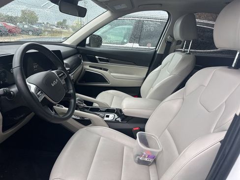 Used 2025 Kia Telluride S image 3