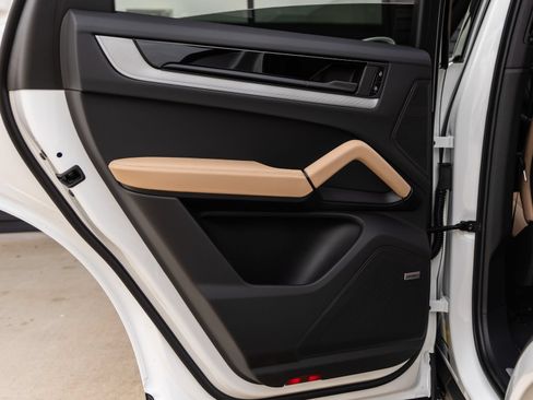 New 2026 Porsche Cayenne Coupe AWD/4WD image 32