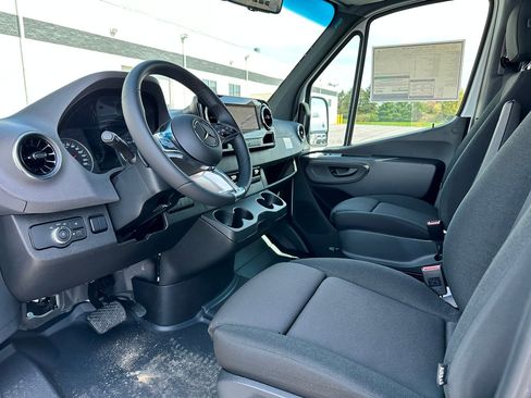 Used 2025 Mercedes-Benz Sprinter 2500 image 9