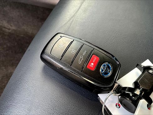 Used 2021 Toyota Venza XLE w/ Carpet Mat Package (TMS) image 13