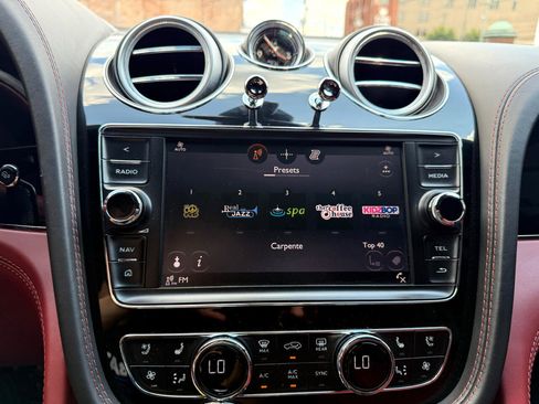 Used 2018 Bentley Bentayga Onyx Edition image 11