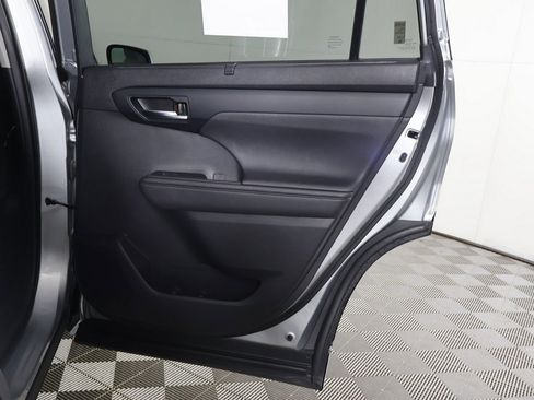 Used 2020 Toyota Highlander XLE image 27