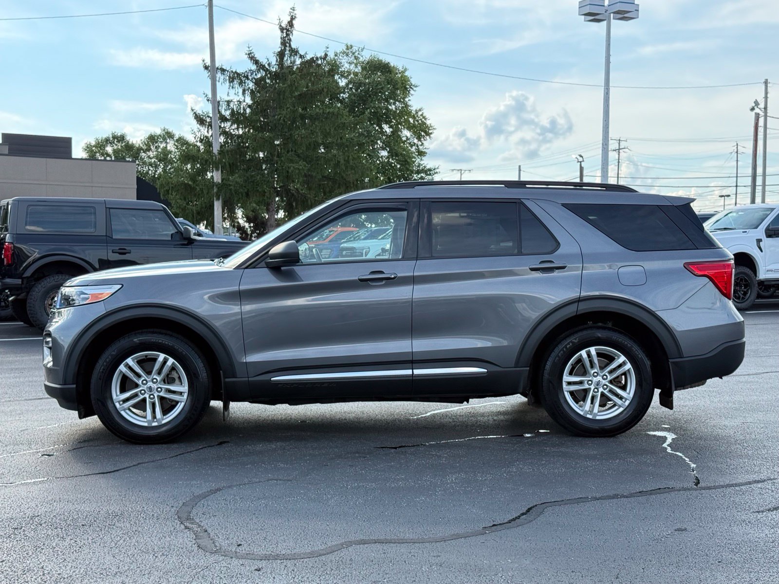 Used 2022 Ford Explorer XLT w/ Equipment Group 202A AWD/4WD image 7