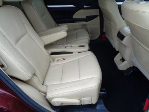 Used 2016 Toyota Highlander XLE AWD/4WD image 25