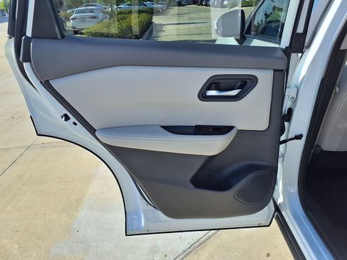 Used 2025 Nissan Rogue SV FWD image 18