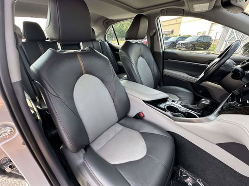 Used 2020 Toyota Camry XLE w/ Sunroof Package FWD image 26