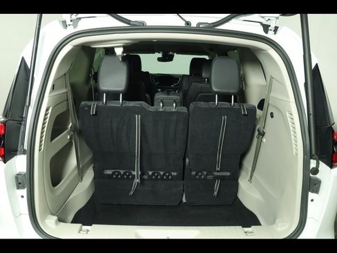 Used 2022 Chrysler Pacifica Touring-L image 16