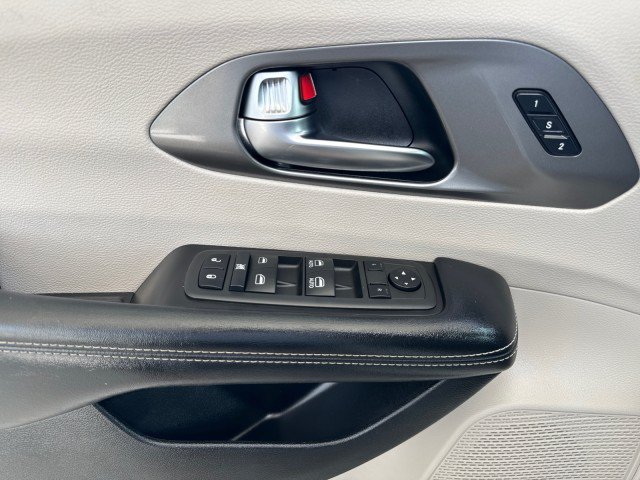 Used 2022 Chrysler Pacifica Touring-L FWD image 8