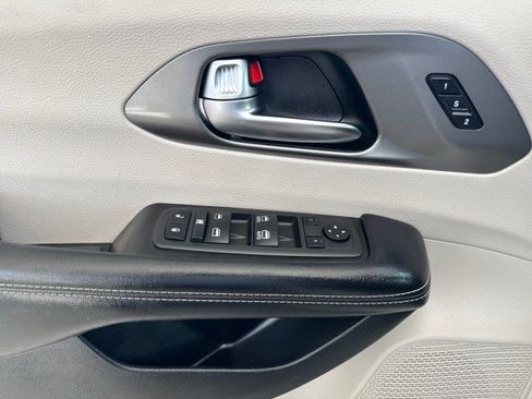 Used 2022 Chrysler Pacifica Touring-L FWD image 8