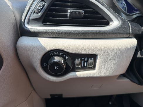 Used 2022 Chrysler Pacifica Touring-L FWD image 19