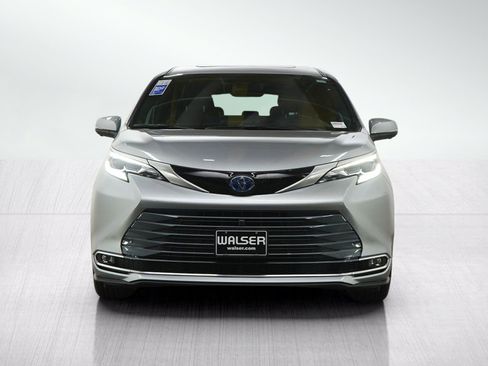Used 2025 Toyota Sienna Platinum AWD/4WD image 11
