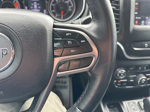 Used 2019 Jeep Cherokee Latitude Plus image 22