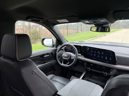 Used 2025 Chevrolet Suburban Premier RWD image 21