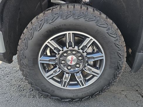 Used 2025 GMC Sierra 1500 AT4 image 9