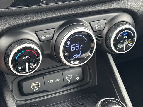 Certified 2023 Hyundai Venue Limited FWD image 17