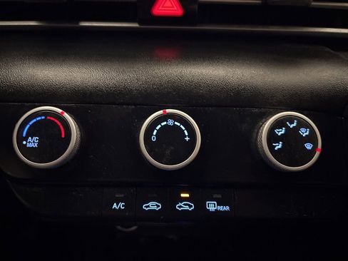 Used 2022 Hyundai Elantra SE image 19