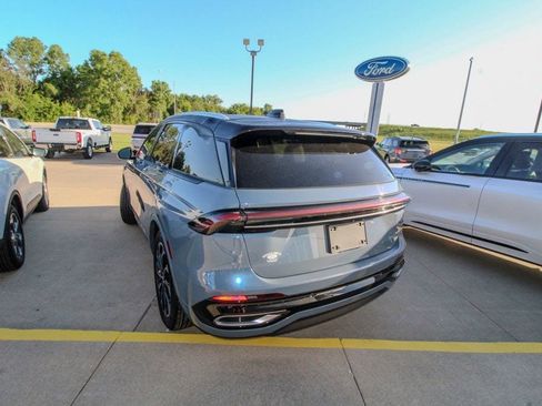 Used 2025 Lincoln Nautilus Reserve AWD/4WD image 4