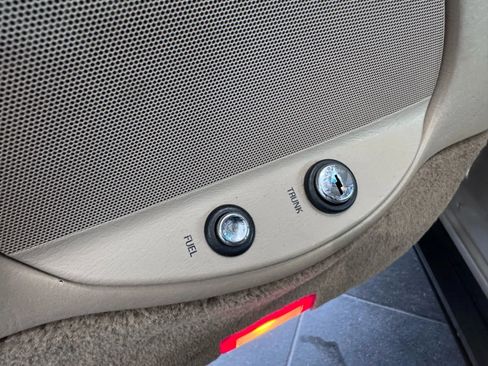 Used 2002 Lincoln Town Car Executive image 25