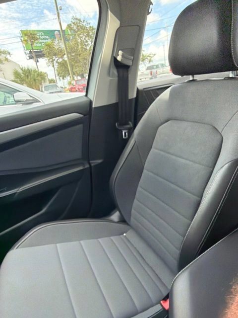 Used 2025 Volkswagen Jetta SE FWD image 8