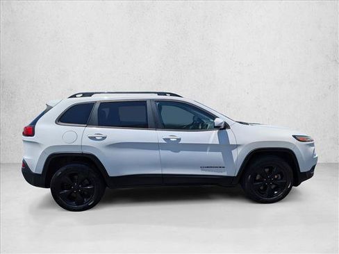 Used 2016 Jeep Cherokee Latitude w/ Cold Weather Group AWD/4WD image 4