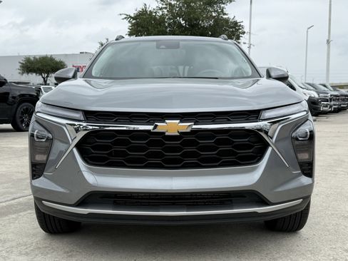 Used 2025 Chevrolet Trax LT FWD image 11