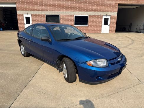 Used 2004 Chevrolet Cavalier Coupe w/ Preferred Equipment Group FWD image 3