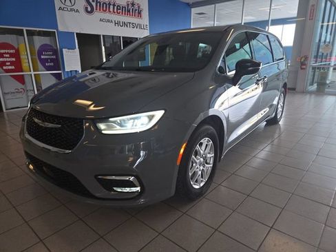 Used 2025 Chrysler Pacifica Select FWD image 4