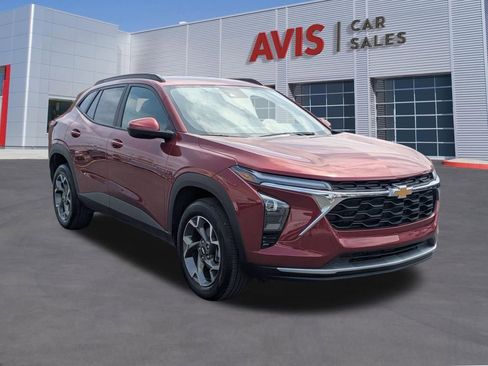 Used 2025 Chevrolet Trax LT w/ LT Convenience Package FWD image 9