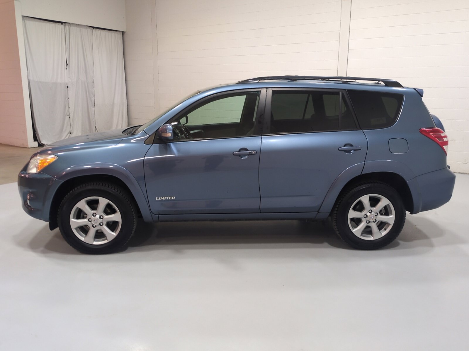Used 2011 Toyota RAV4 Limited w/ Limited Extra Value Pkg AWD/4WD image 7