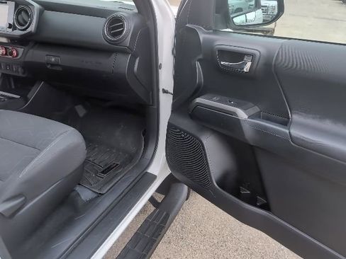 Used 2016 Toyota Tacoma TRD Off-Road image 24