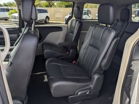 Used 2013 Chrysler Town & Country Touring image 8