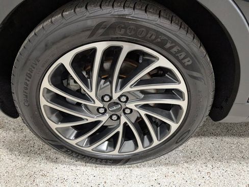 Used 2020 Lincoln Nautilus Reserve w/ Equipment Group 201A image 9