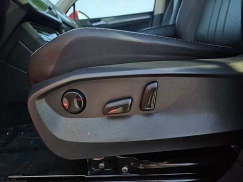 Used 2024 Volkswagen Tiguan SE w/ Panoramic Sunroof Package image 32