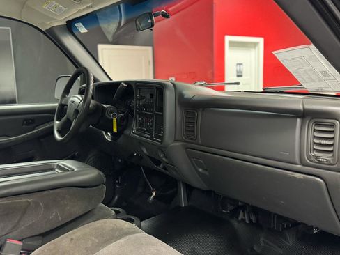 Used 2005 GMC Sierra 2500 W/T image 16