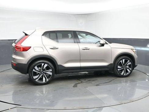 Used 2024 Volvo XC40 B5 Plus w/ Climate Package AWD/4WD image 9