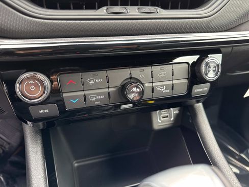 New 2026 Jeep Compass Latitude image 22