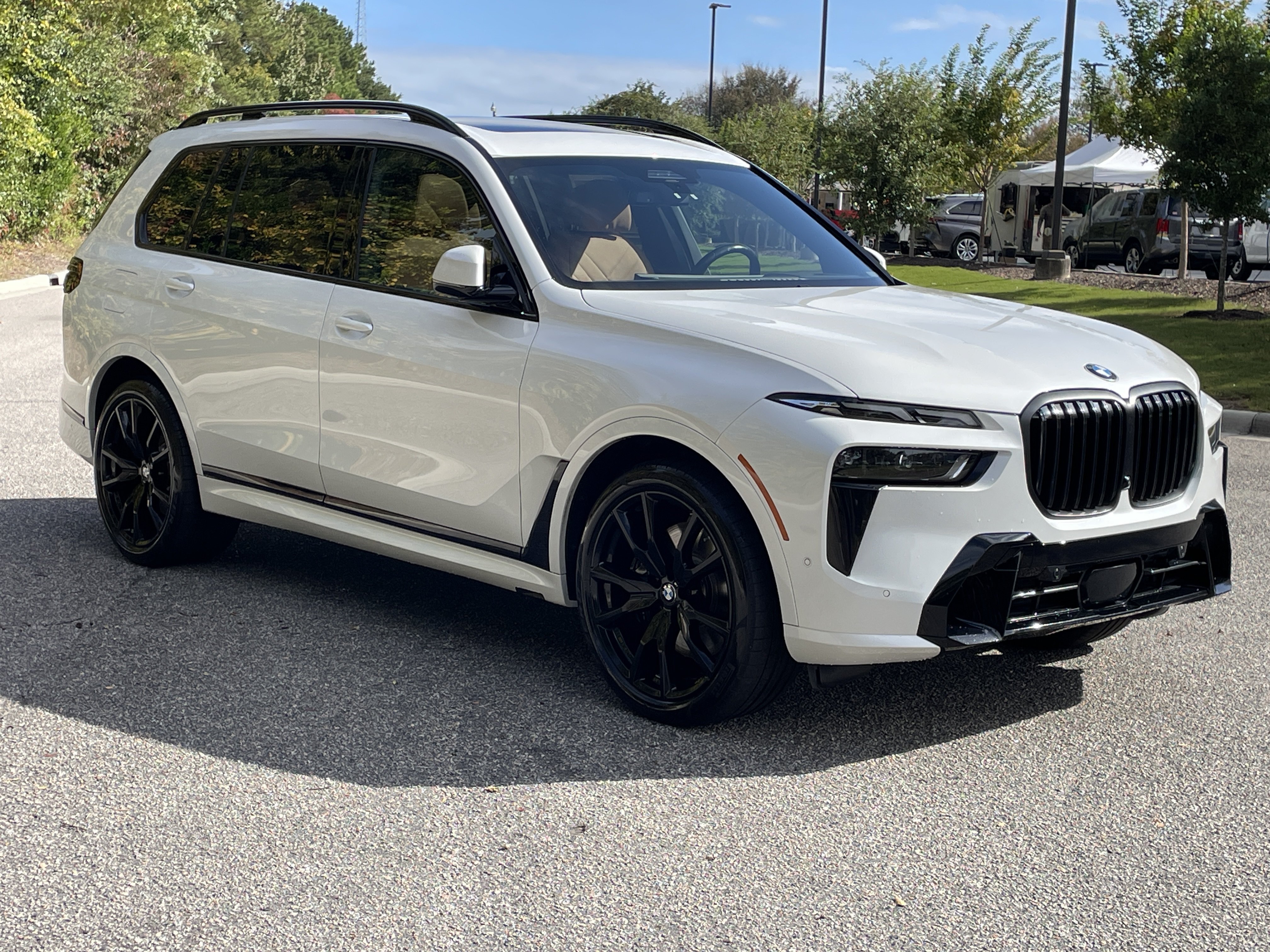Used 2025 BMW X7 xDrive40i w/ M Sport Package AWD/4WD image 2