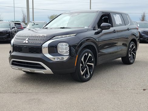 Used 2023 Mitsubishi Outlander SE image 3