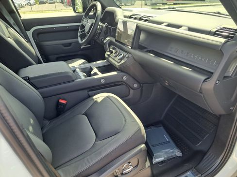 Used 2025 Land Rover Defender 130 V8 image 2