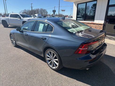 Used 2021 Volvo S60 T5 Momentum w/ Advanced Package image 6
