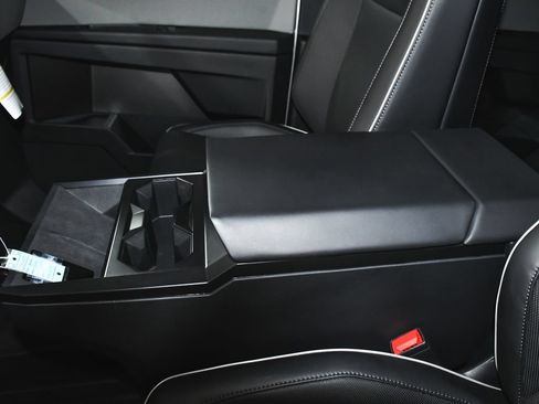 Used 2025 Tesla Cybertruck AWD Crew Cab image 41