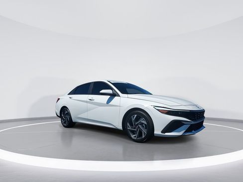 Used 2025 Hyundai Elantra SE FWD image 2